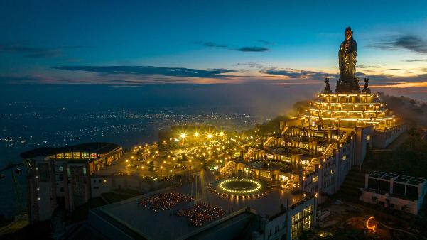 photo-1696245885384 photo-1696245885384