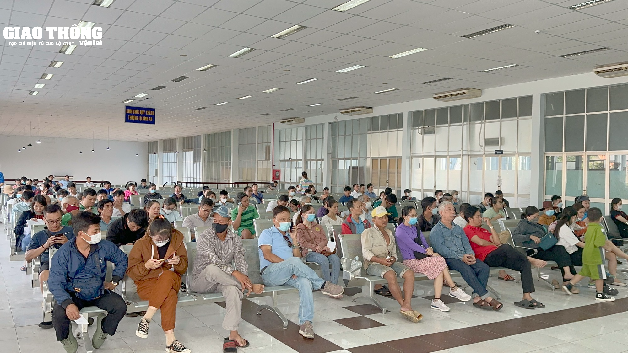 Người dân đi từ 3h sáng đến ga Sài Gòn mua vé tàu tết Giáp Thìn 2024 - Ảnh 2.