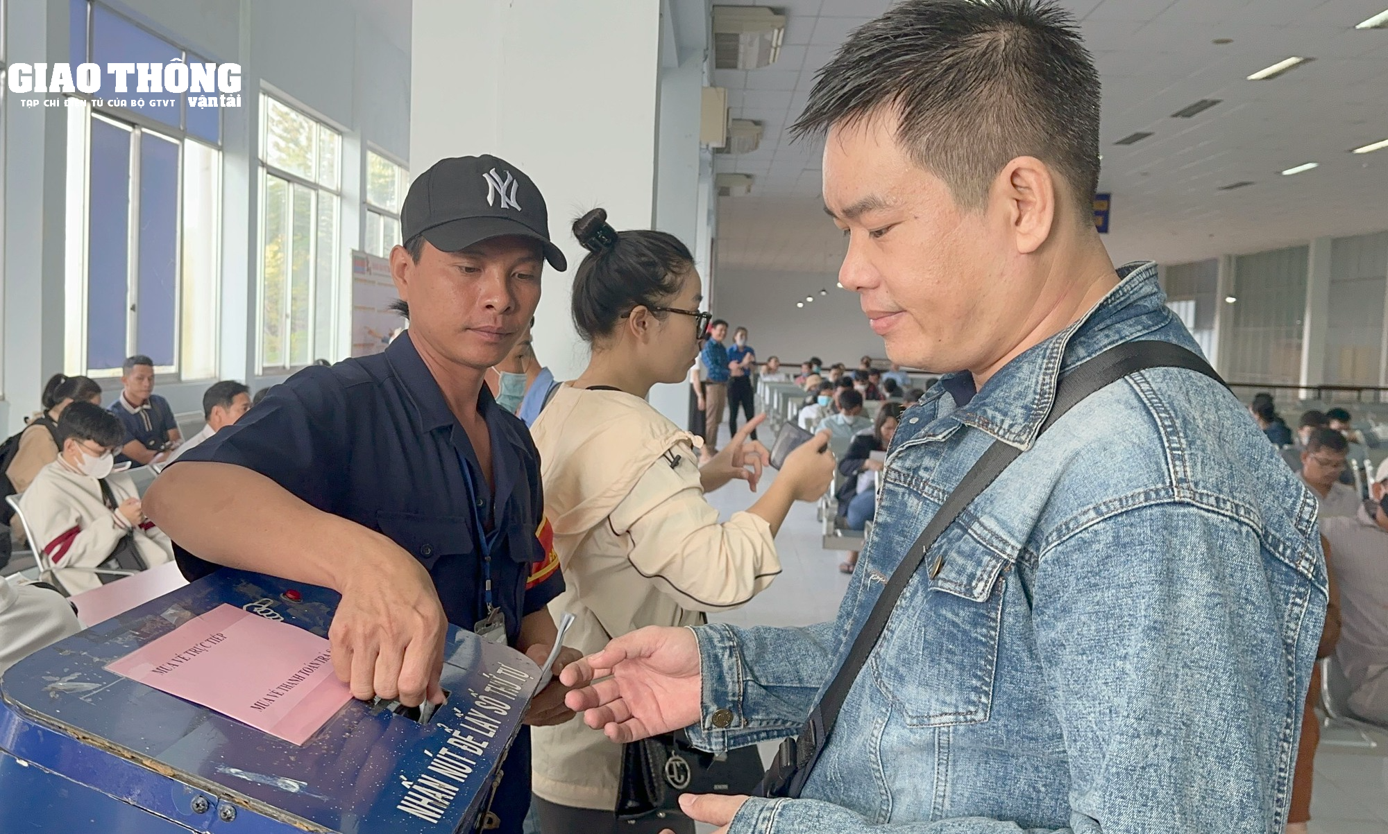 Người dân đi từ 3h sáng đến ga Sài Gòn mua vé tàu tết Giáp Thìn 2024 - Ảnh 4.