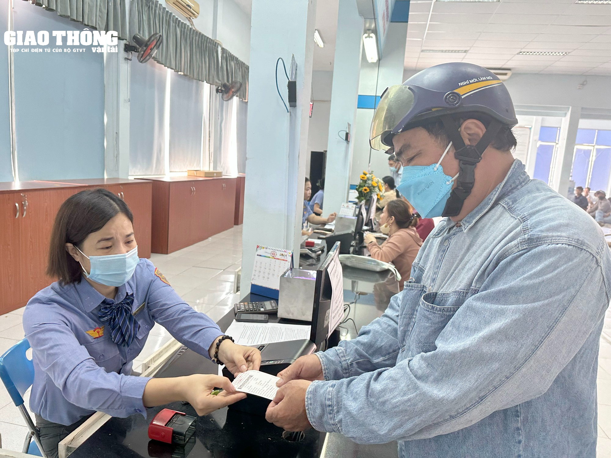 Người dân đi từ 3h sáng đến ga Sài Gòn mua vé tàu tết Giáp Thìn 2024 - Ảnh 5.