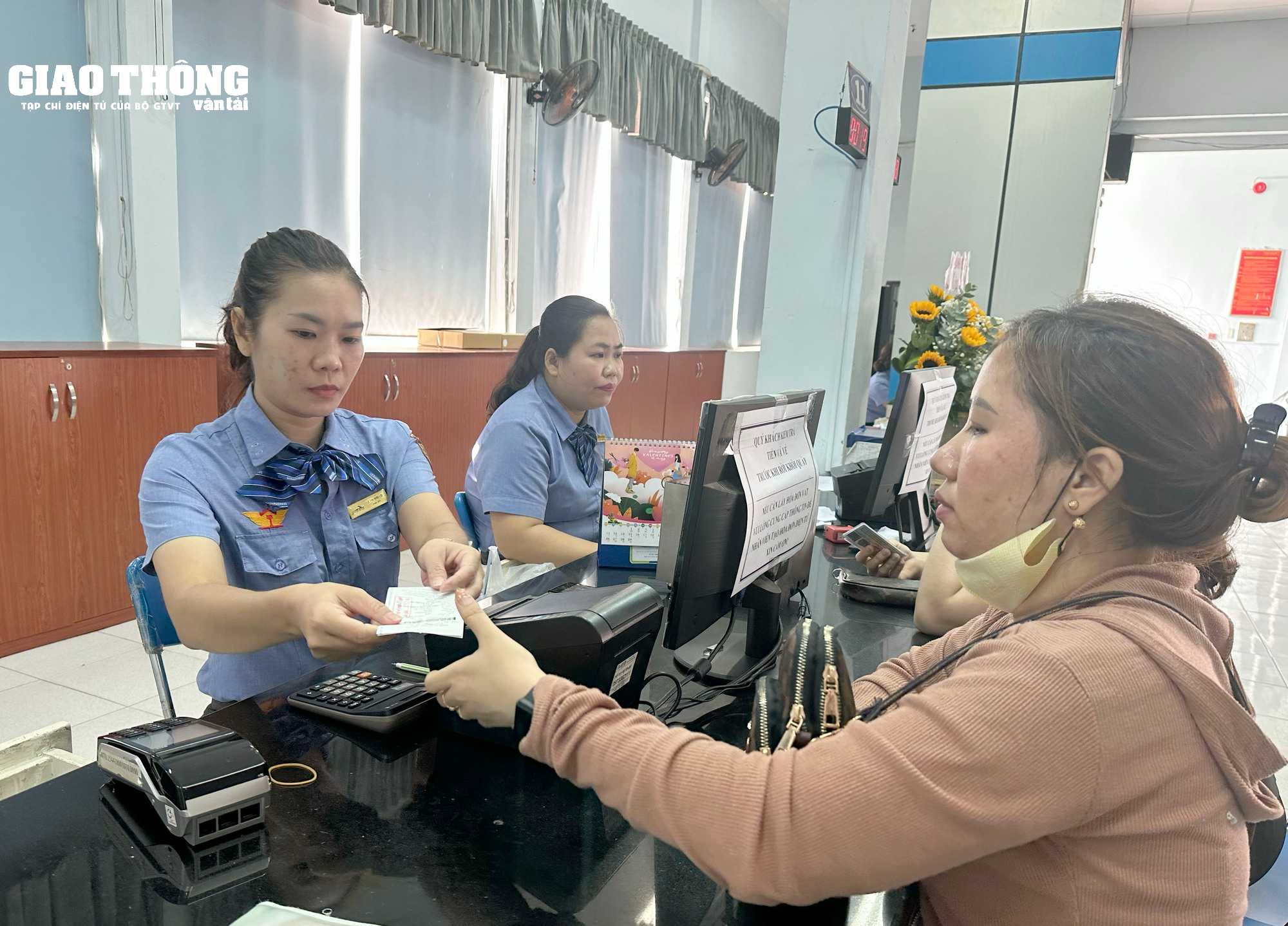 Người dân đi từ 3h sáng đến ga Sài Gòn mua vé tàu tết Giáp Thìn 2024 - Ảnh 7.