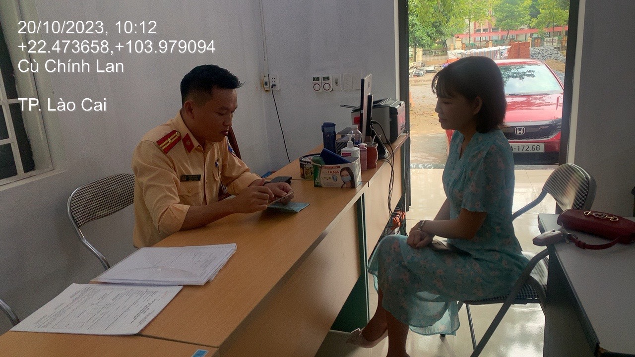 Phạt tiền, tước GPLX nữ tài xế lái ô tô đi nhầm ngược chiều trên cao tốc - Ảnh 1.