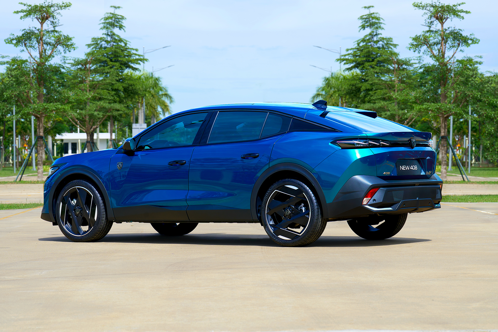 Bao quanh thân xe là dày đặc những đường gân nổi tạo nên các mảng khối dứt khoát. Peugeot 408