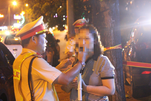 Hơn 200 cán bộ, công chức vi phạm nồng độ cồn bị lập biên bản xử phạt - Ảnh 1. Hơn 200 cán bộ, công chức vi phạm nồng độ cồn bị lập biên bản xử phạt - Ảnh 1.