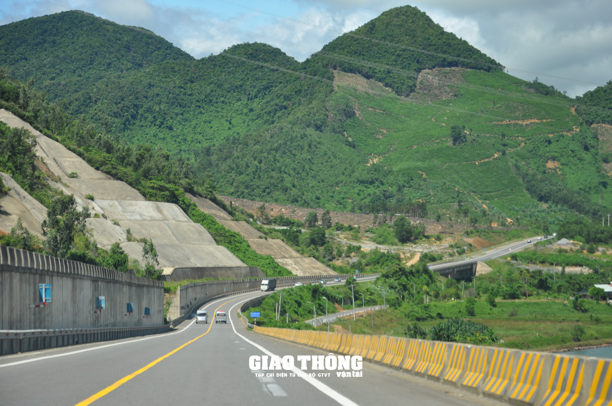 Nguy cơ tai nạn giao thông trên tuyến La Sơn-Túy Loan - Ảnh 1.