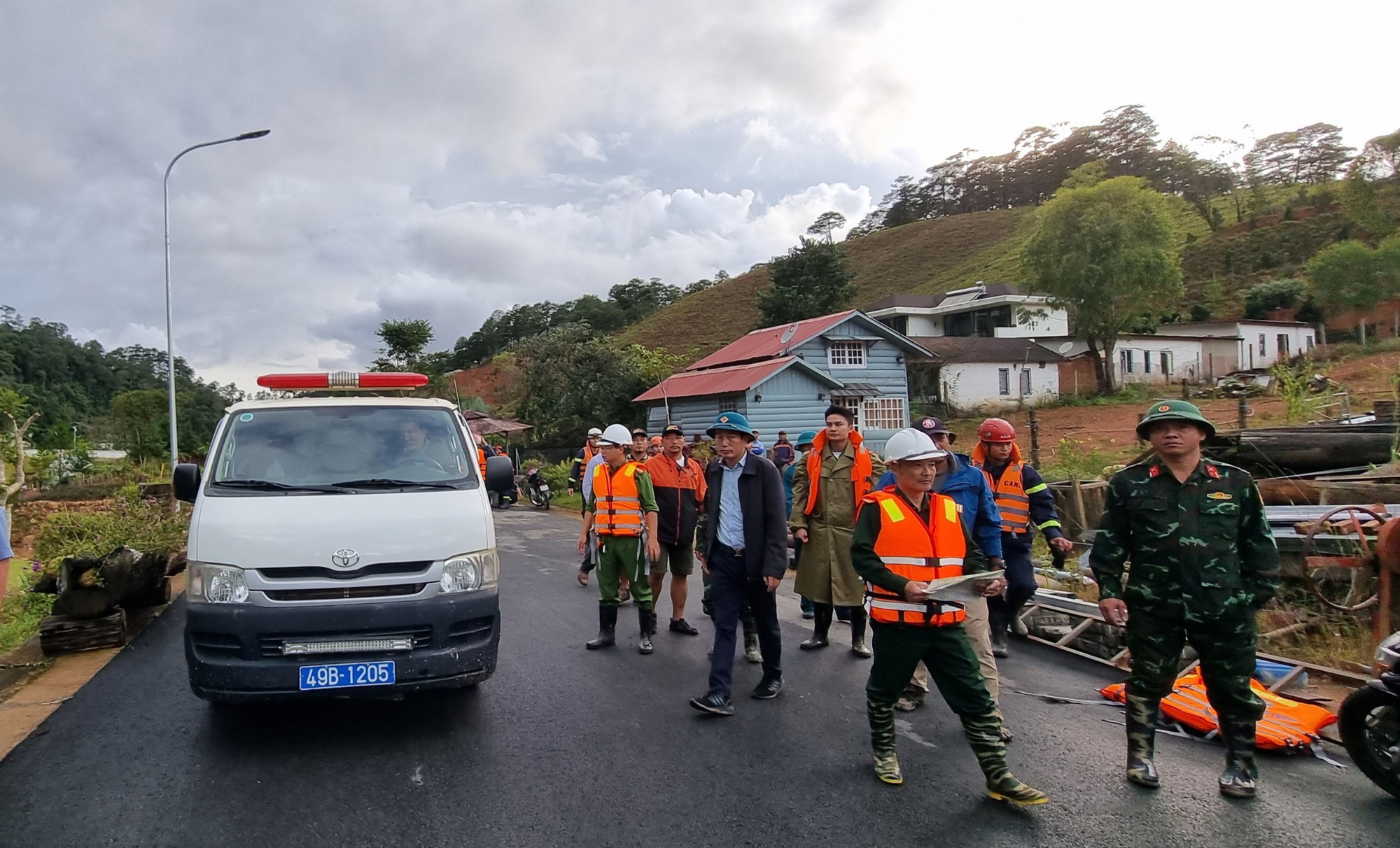 Tìm thấy thi thể 4 du khách Hàn Quốc bị lũ cuốn trôi, Thủ tướng yêu cầu khẩn trương khắc phục sự cố - Ảnh 2.