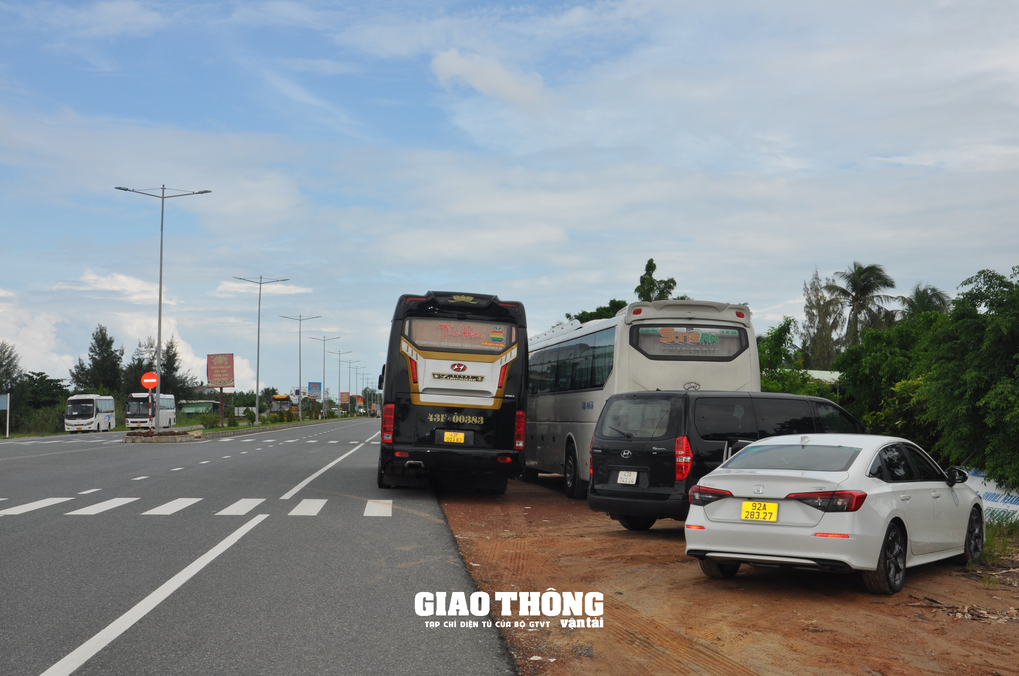 Xe du lịch dừng đỗ "bát nháo" ở khu du lịch rừng Dừa Bảy Mẫu - Ảnh 5.