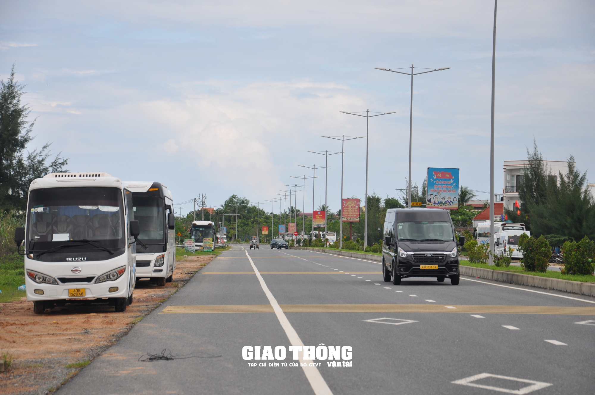 Xe du lịch dừng đỗ "bát nháo" ở khu du lịch rừng Dừa Bảy Mẫu - Ảnh 6.