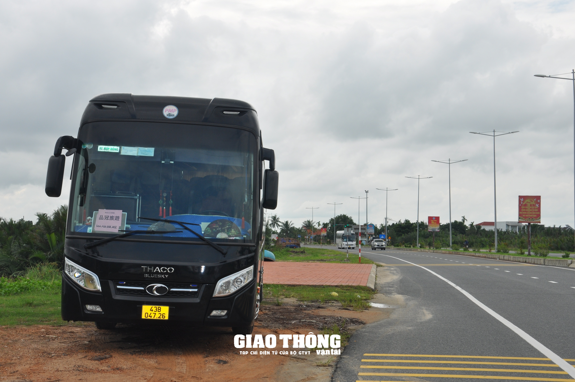 Xe du lịch dừng đỗ "bát nháo" ở khu du lịch rừng Dừa Bảy Mẫu - Ảnh 7.