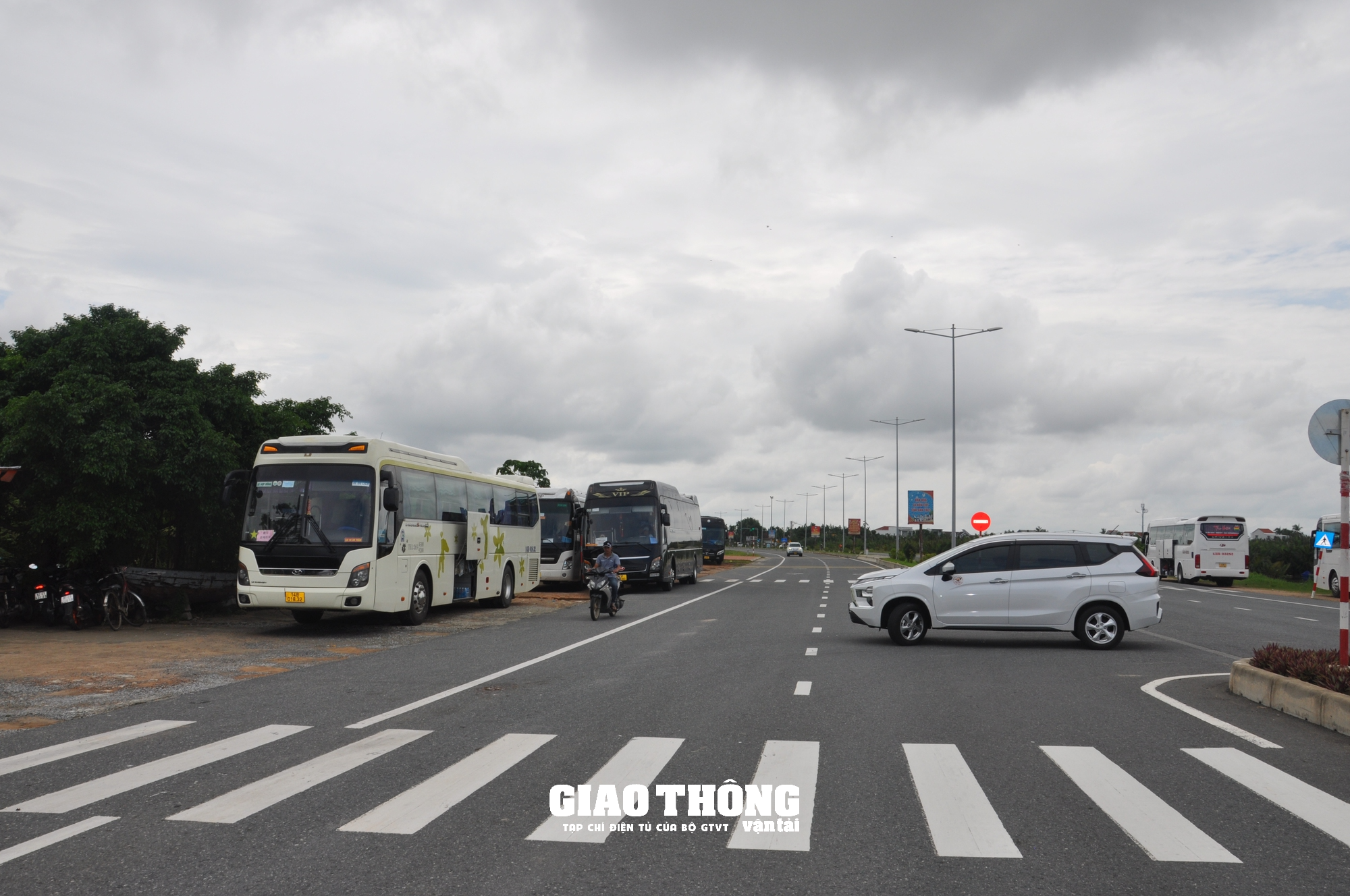 Xe du lịch dừng đỗ "bát nháo" ở khu du lịch rừng Dừa Bảy Mẫu - Ảnh 8.