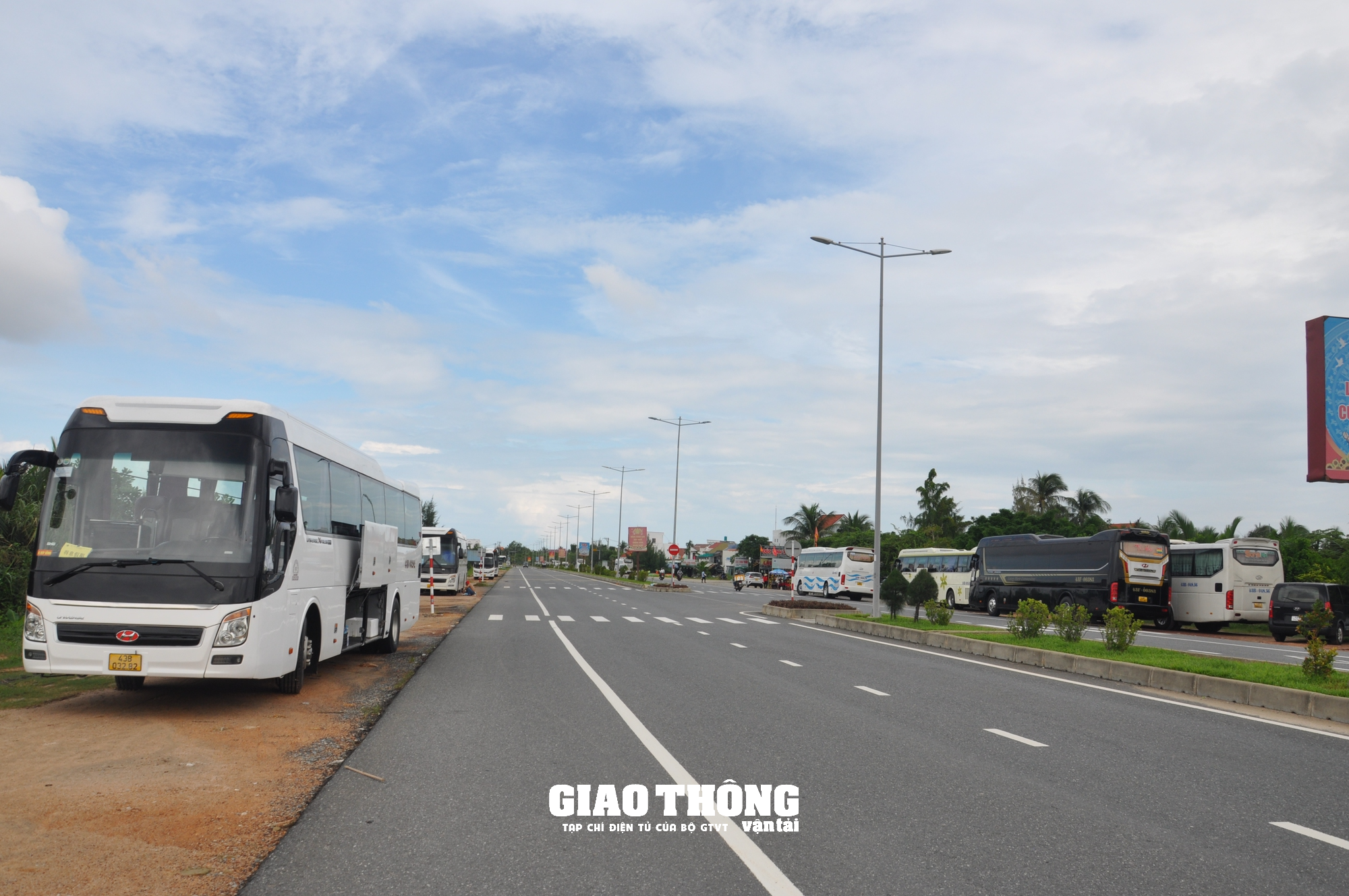 Xe du lịch dừng đỗ "bát nháo" ở khu du lịch rừng Dừa Bảy Mẫu - Ảnh 9.