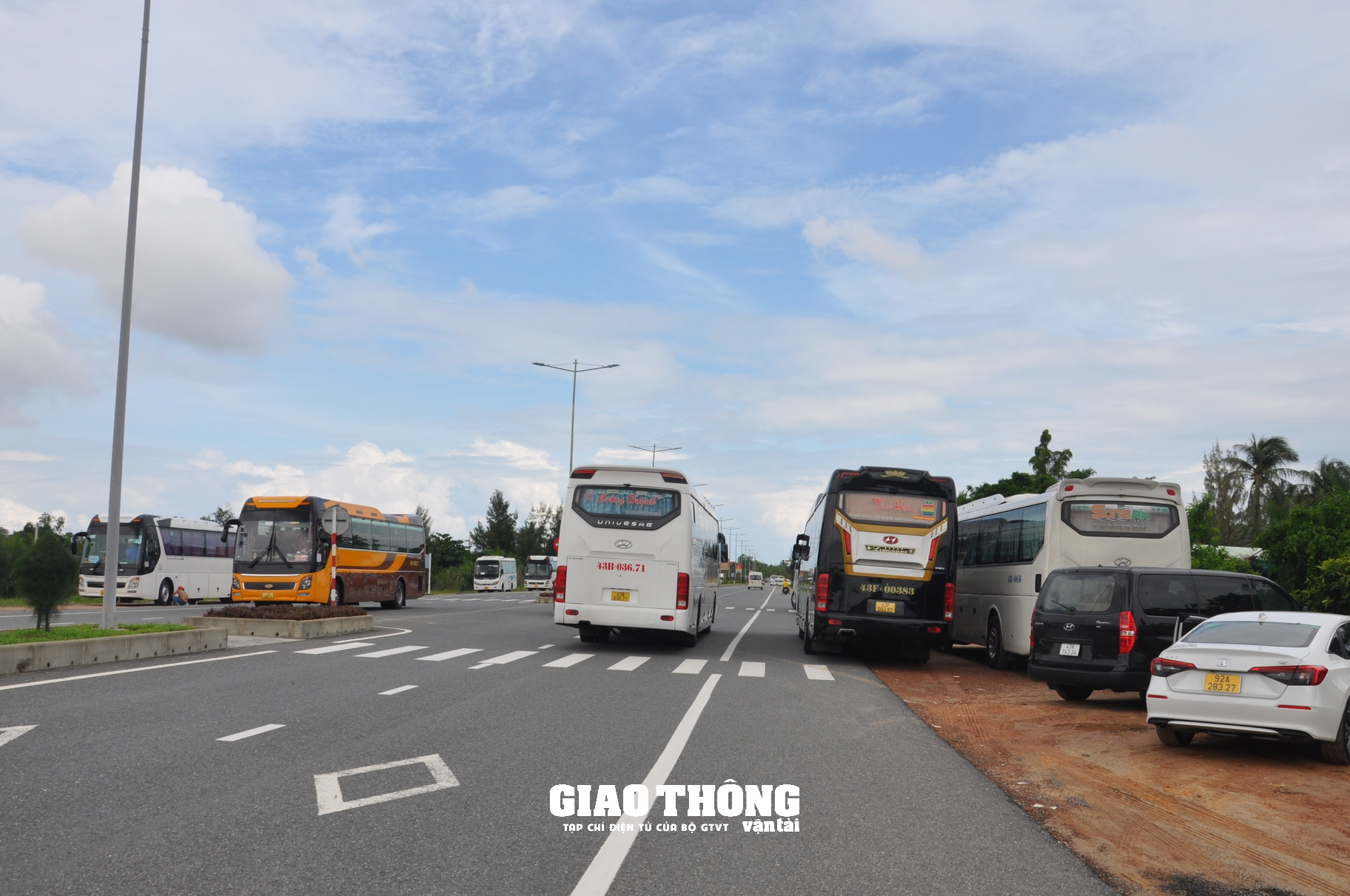 Xe du lịch dừng đỗ "bát nháo" ở khu du lịch rừng Dừa Bảy Mẫu - Ảnh 11.