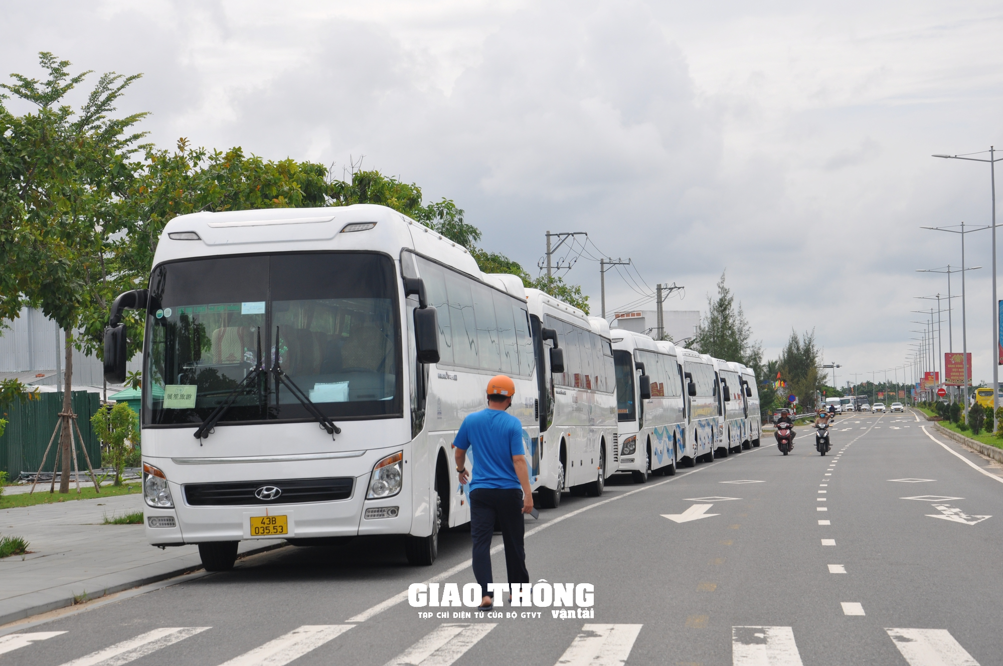 Xe du lịch dừng đỗ "bát nháo" ở khu du lịch rừng Dừa Bảy Mẫu - Ảnh 12.