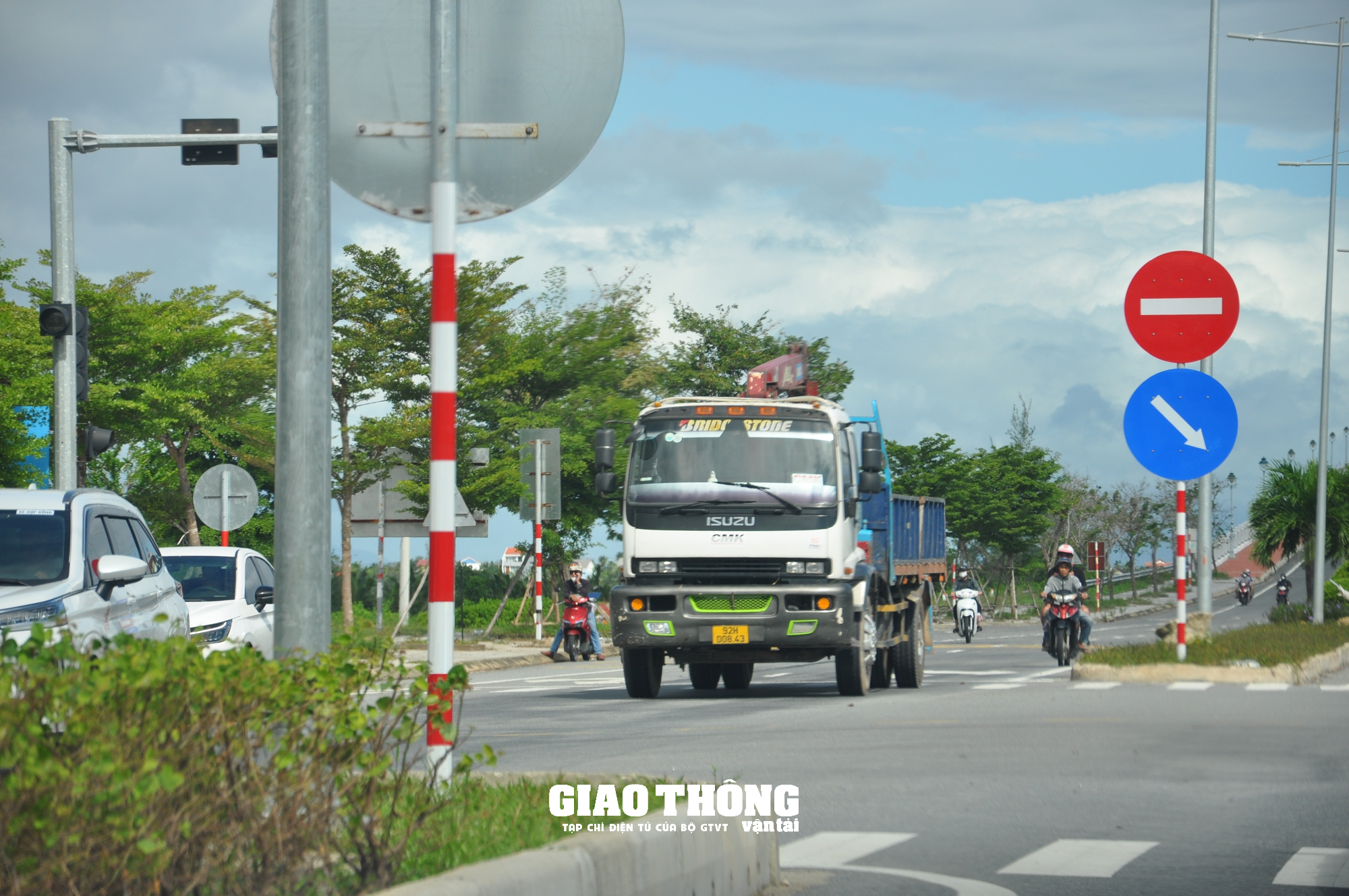 Xe ben chở đất, cát rầm rập trên đường hạn chế tải trọng 5 tấn, lực lượng chức năng Quảng Nam nói gì? - Ảnh 6.