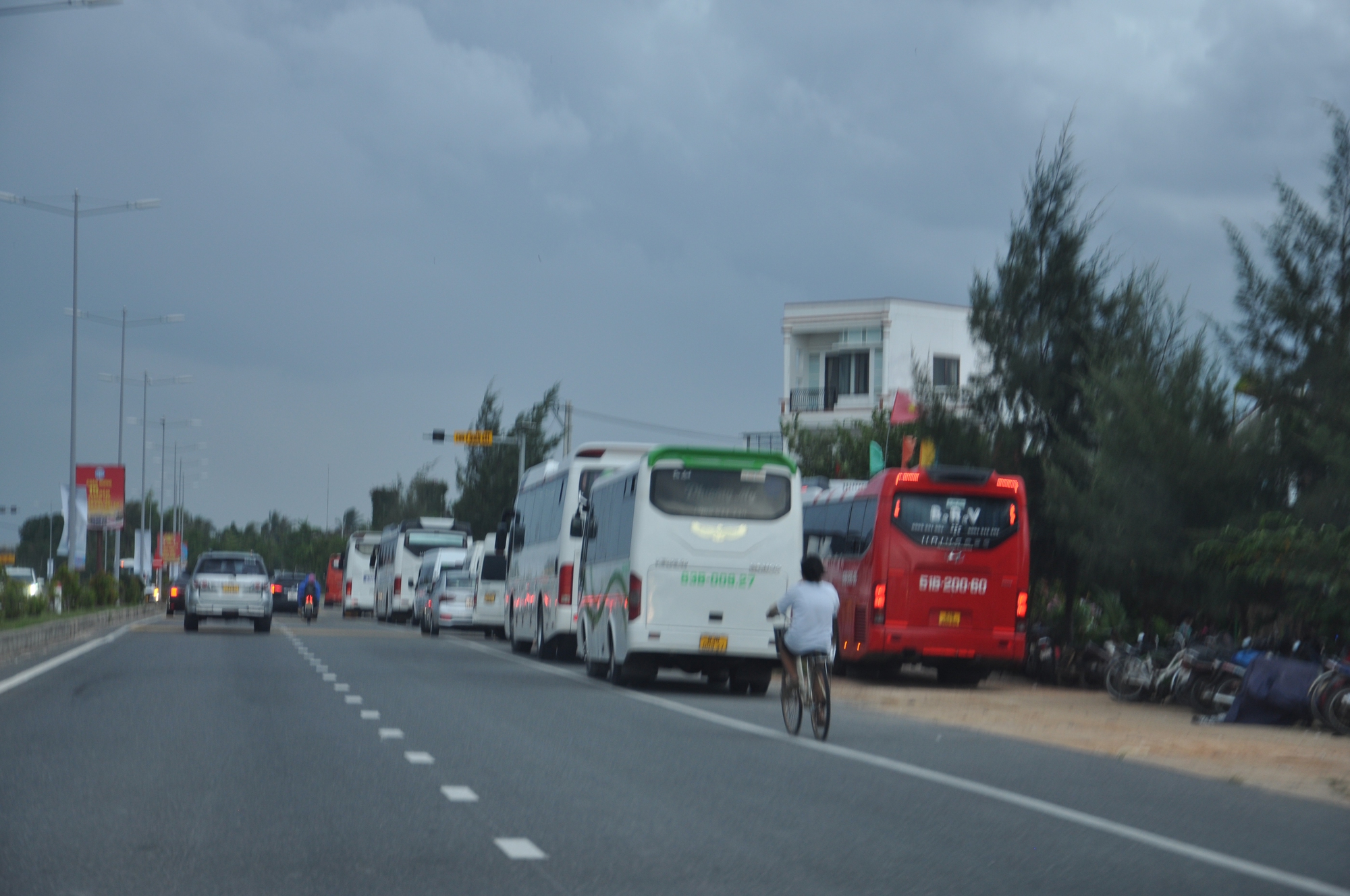 Xe du lịch dừng đỗ "bát nháo" ở khu du lịch rừng Dừa Bảy Mẫu - Ảnh 13.