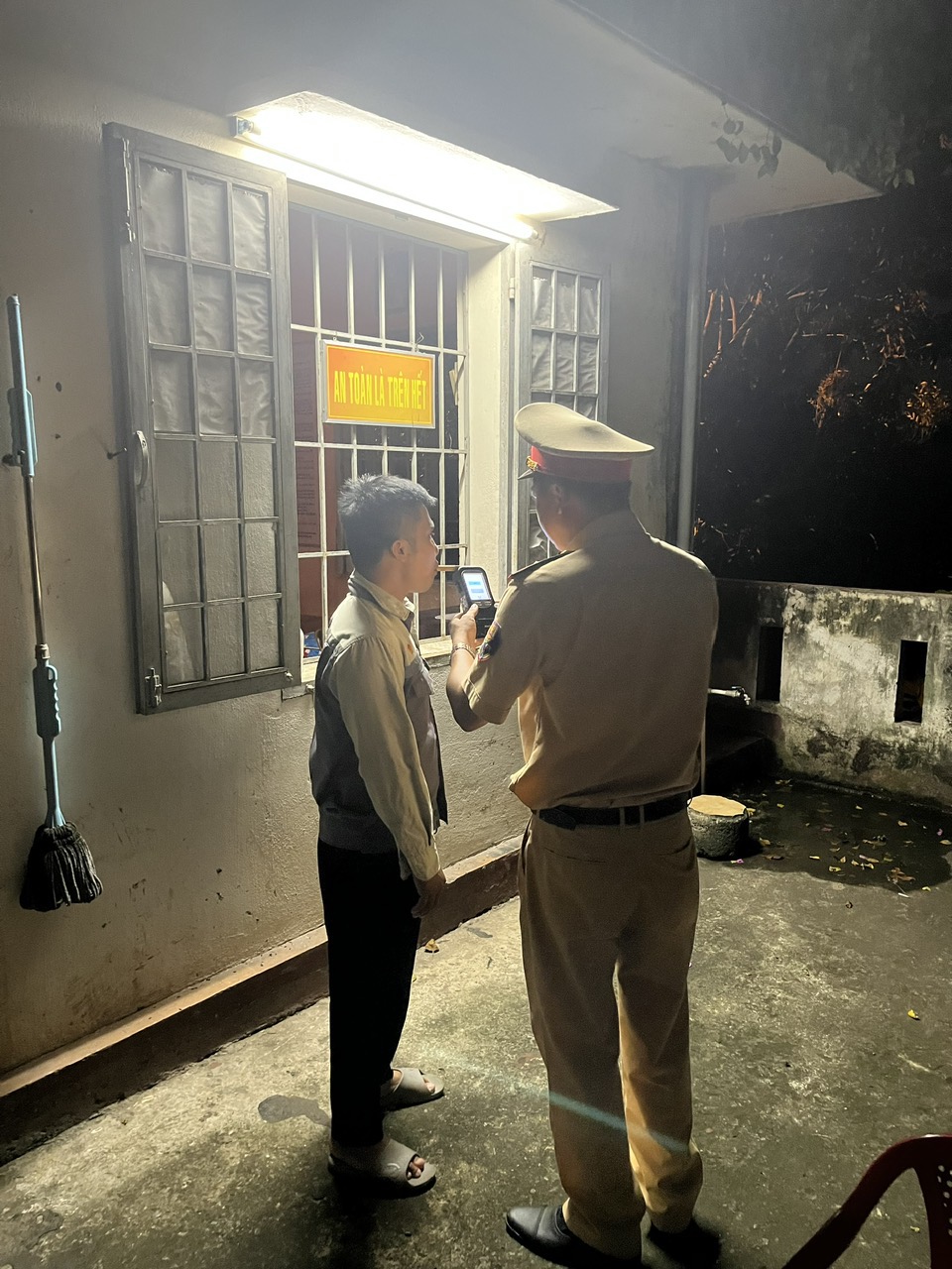 Video Cục CSGT liên tiếp phát hiện nhân viên đường sắt vi phạm nồng độ cồn  - Ảnh 1.