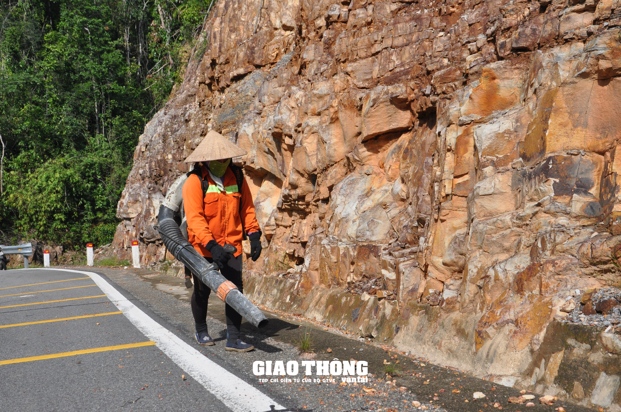 Tăng cường đảm bảo ATGT tuyến Trường Sơn Đông  - Ảnh 12.