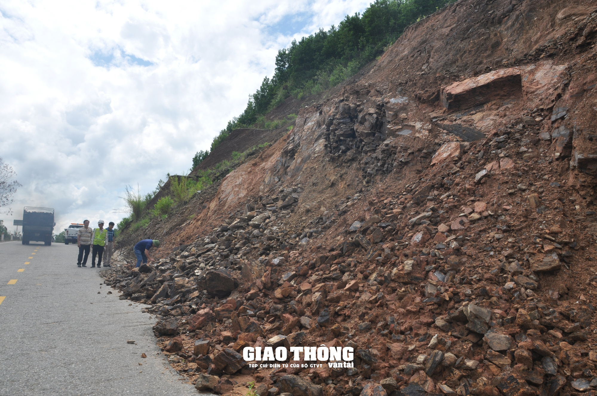 Tăng cường đảm bảo ATGT tuyến Trường Sơn Đông - Ảnh 2.