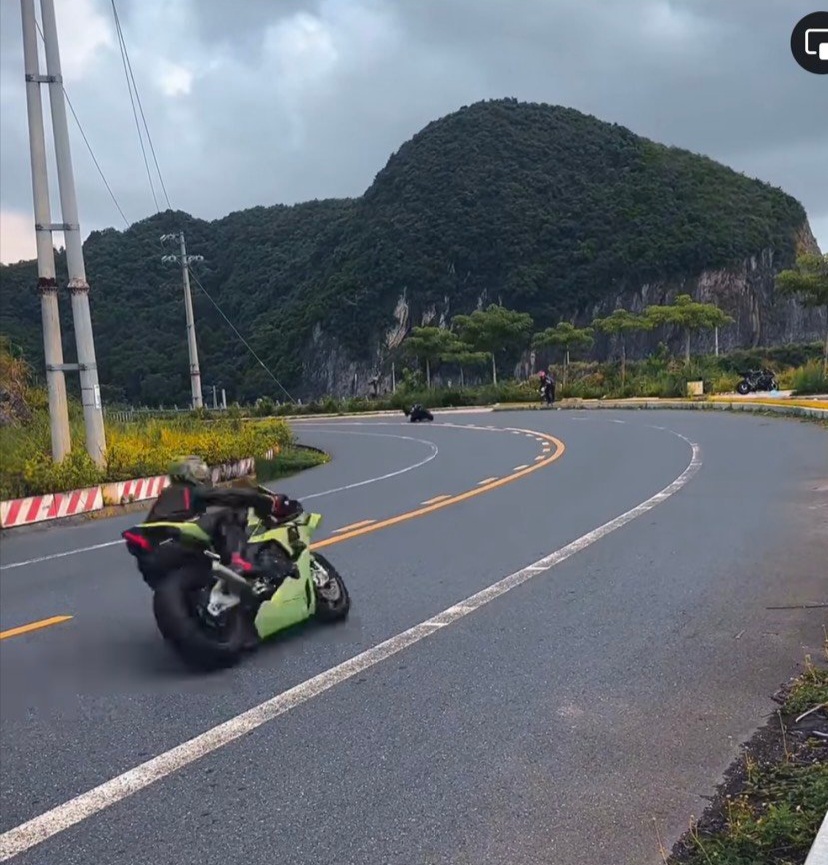 Khởi tố nhóm đối tượng lái xe bốc đầu, chạy gần 300km/h ở Hải Phòng - Ảnh 1.