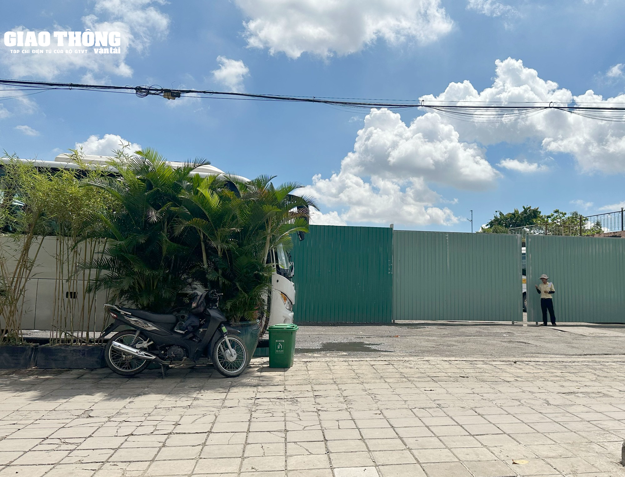 TP.HCM: CSGT kiểm tra nhiều xe khách Thành Bưởi sau vụ tai nạn khiến 5 người tử vong - Ảnh 9.