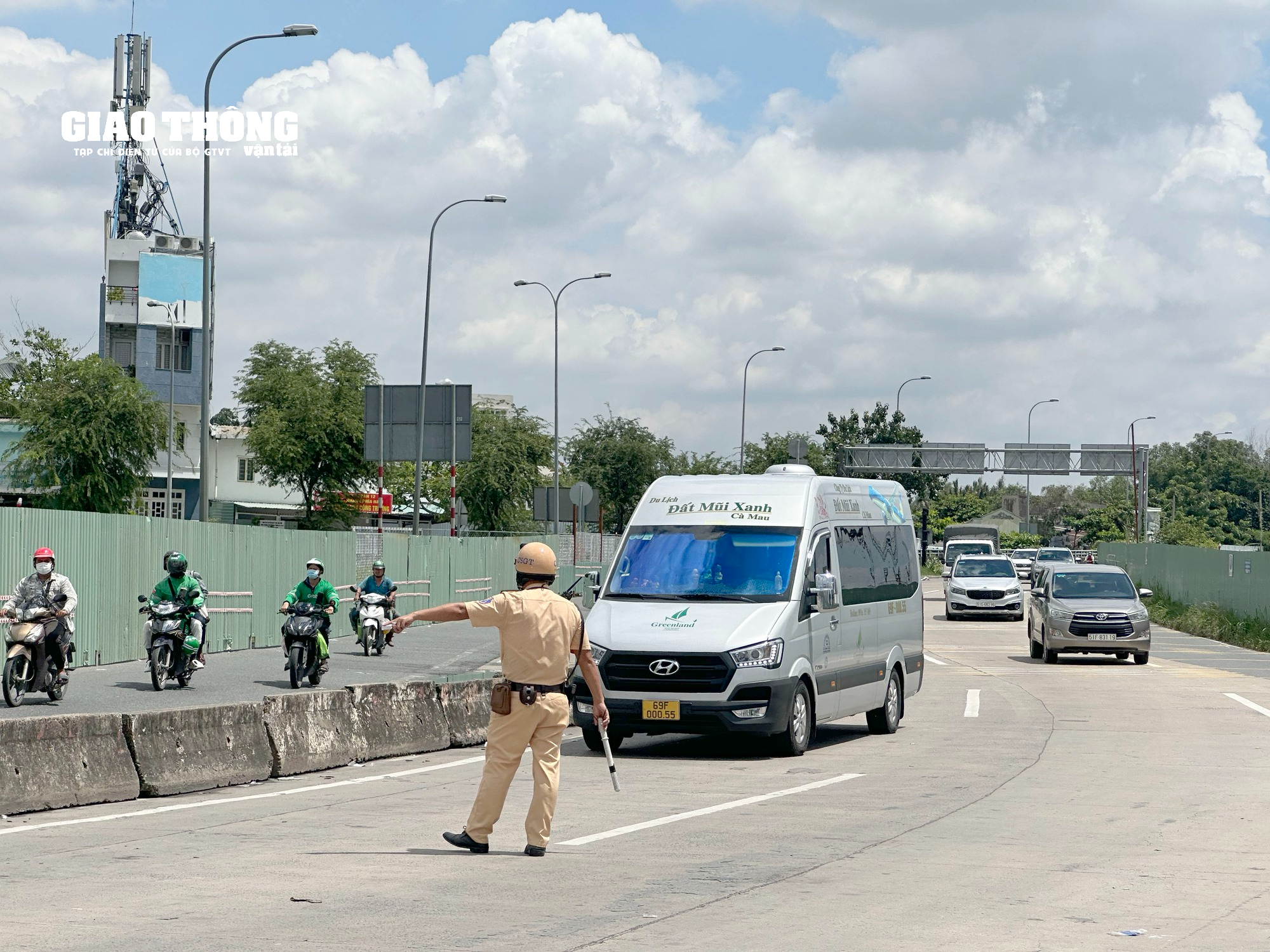 TP.HCM: CSGT kiểm tra nhiều xe khách Thành Bưởi sau vụ tai nạn khiến 5 người tử vong - Ảnh 11.