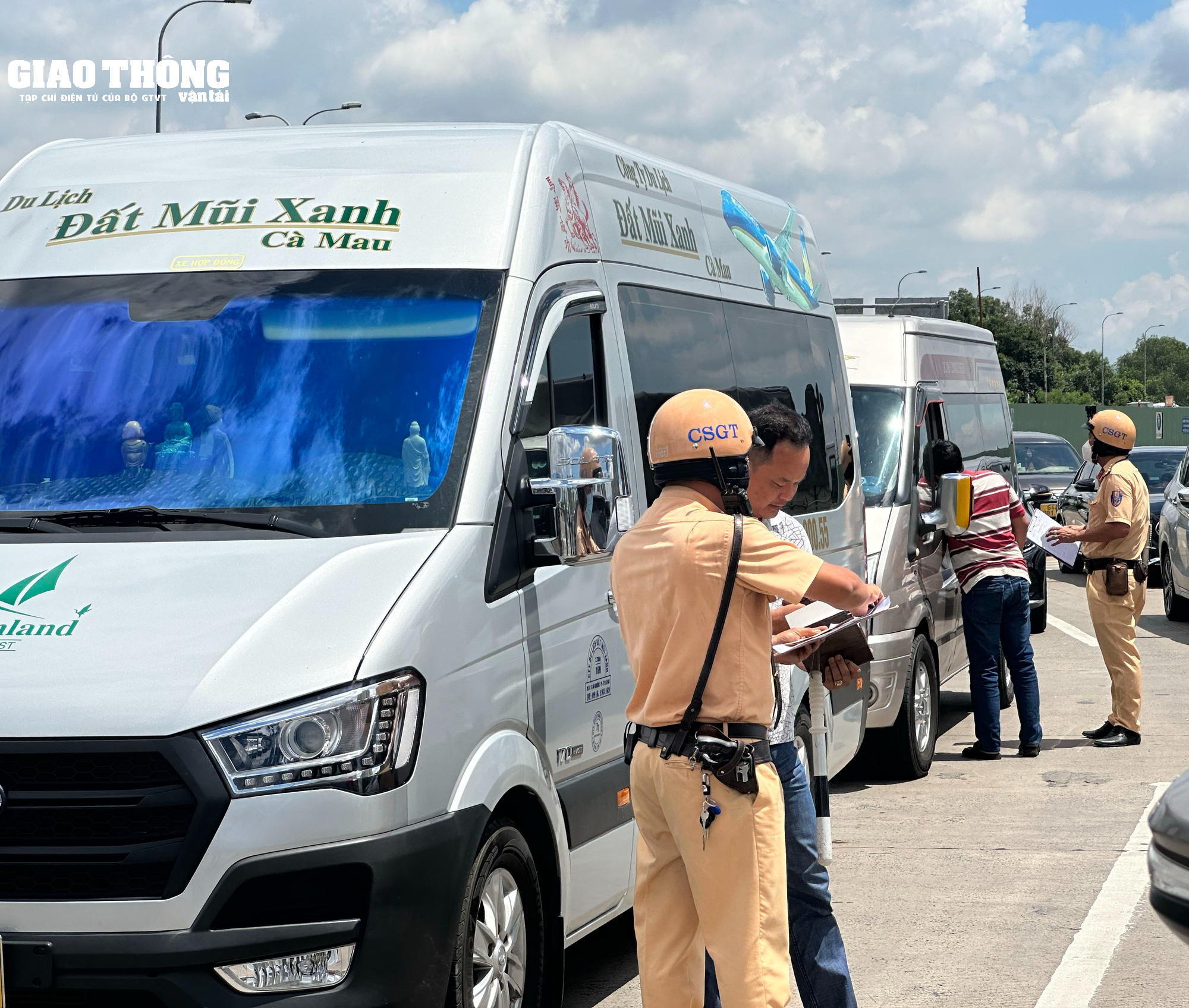 TP.HCM: CSGT kiểm tra nhiều xe khách Thành Bưởi sau vụ tai nạn khiến 5 người tử vong - Ảnh 12.
