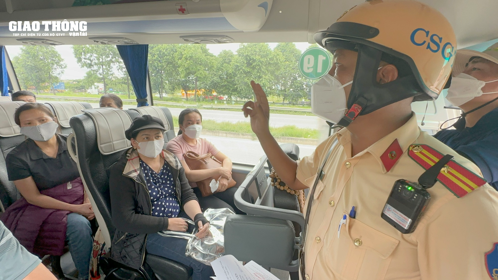 TP.HCM: CSGT kiểm tra nhiều xe khách Thành Bưởi sau vụ tai nạn khiến 5 người tử vong - Ảnh 5.