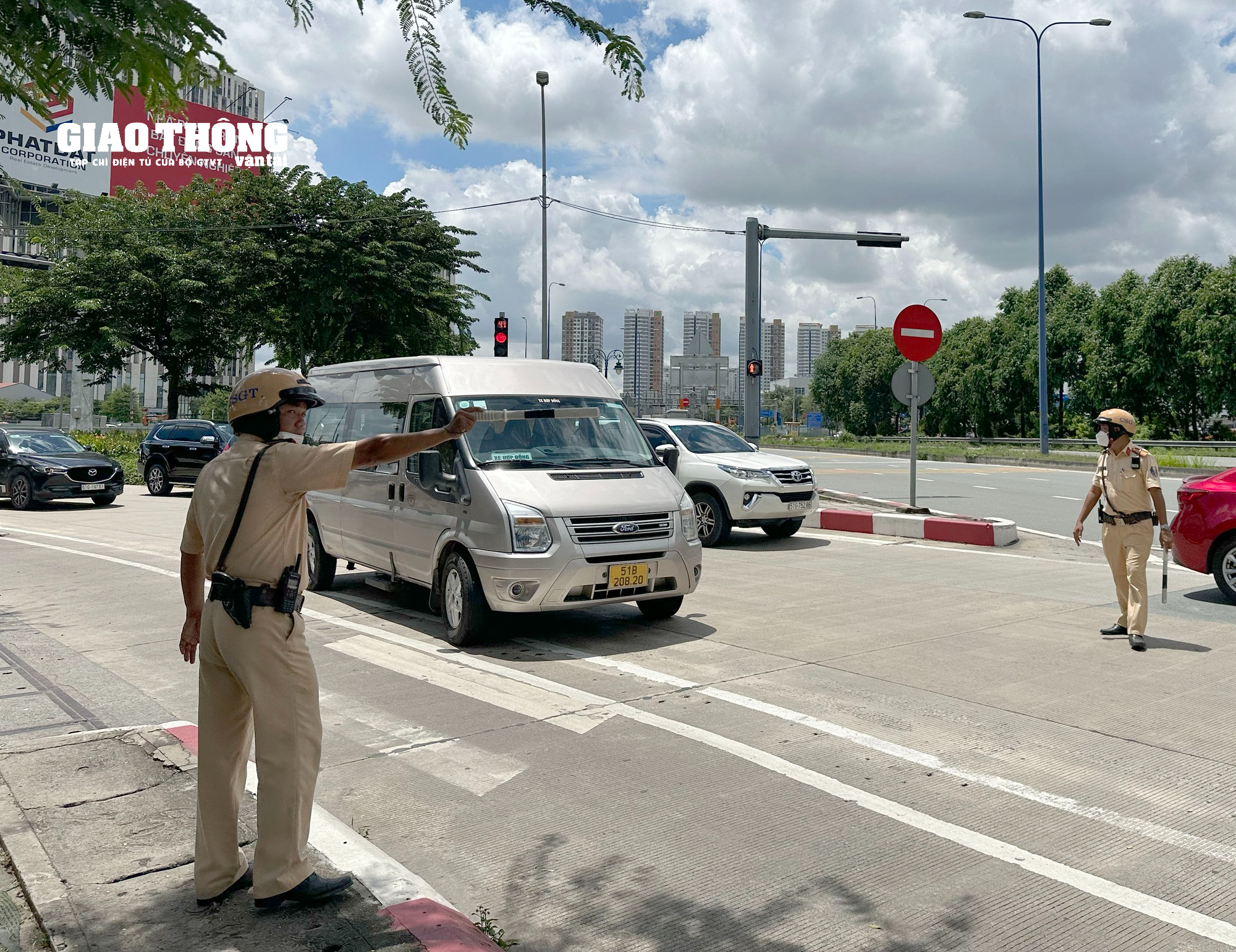 TP.HCM: CSGT kiểm tra nhiều xe khách Thành Bưởi sau vụ tai nạn khiến 5 người tử vong - Ảnh 13.