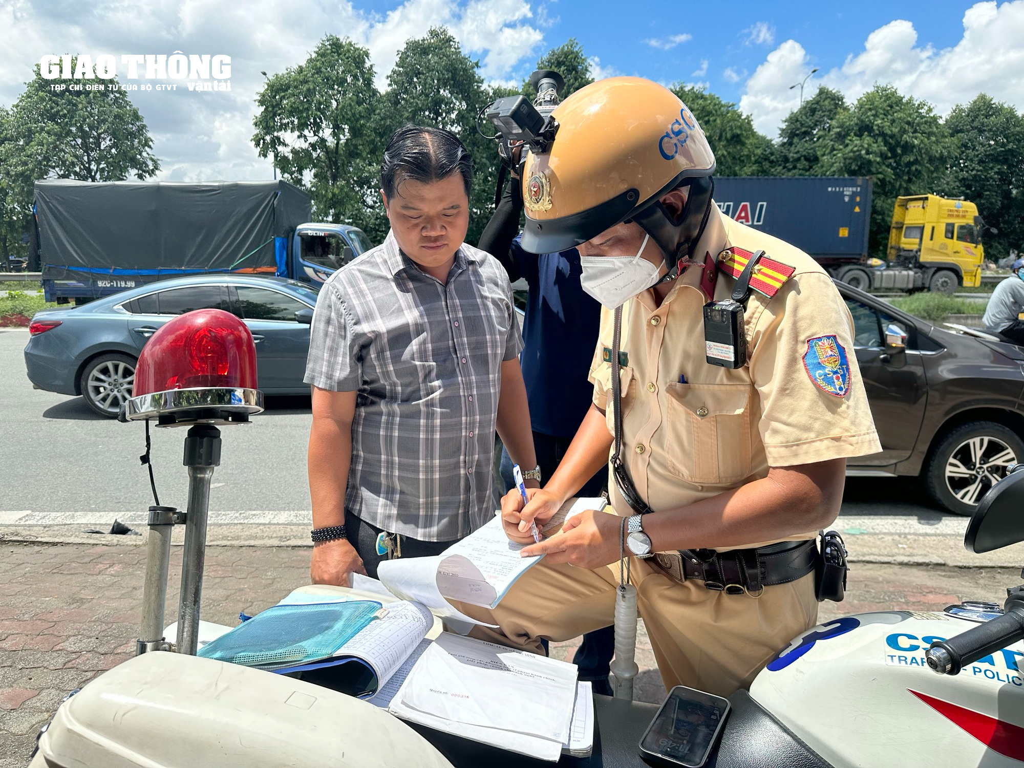 TP.HCM: CSGT kiểm tra nhiều xe khách Thành Bưởi sau vụ tai nạn khiến 5 người tử vong - Ảnh 16.