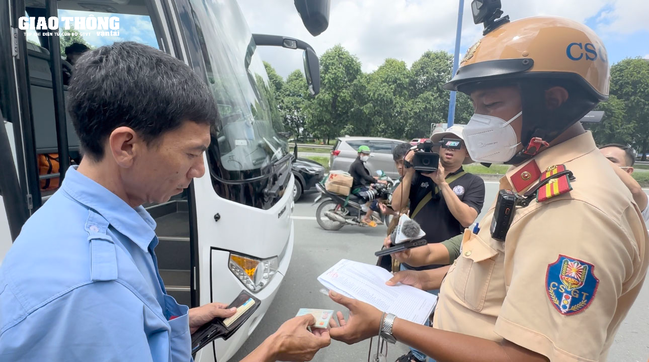 TP.HCM: CSGT kiểm tra nhiều xe khách Thành Bưởi sau vụ tai nạn khiến 5 người tử vong - Ảnh 4.