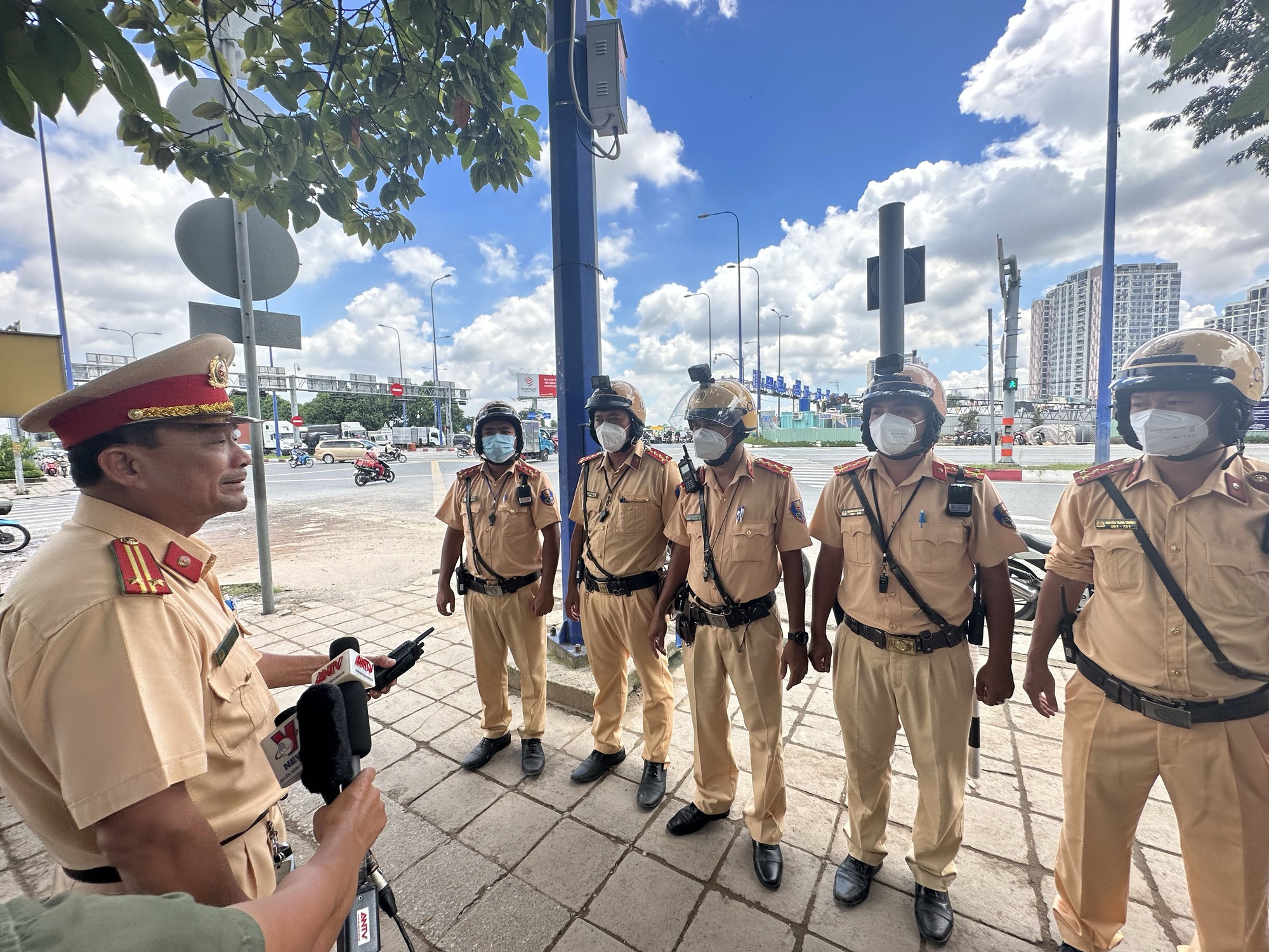 TP.HCM: CSGT kiểm tra nhiều xe khách Thành Bưởi sau vụ tai nạn khiến 5 người tử vong - Ảnh 1.