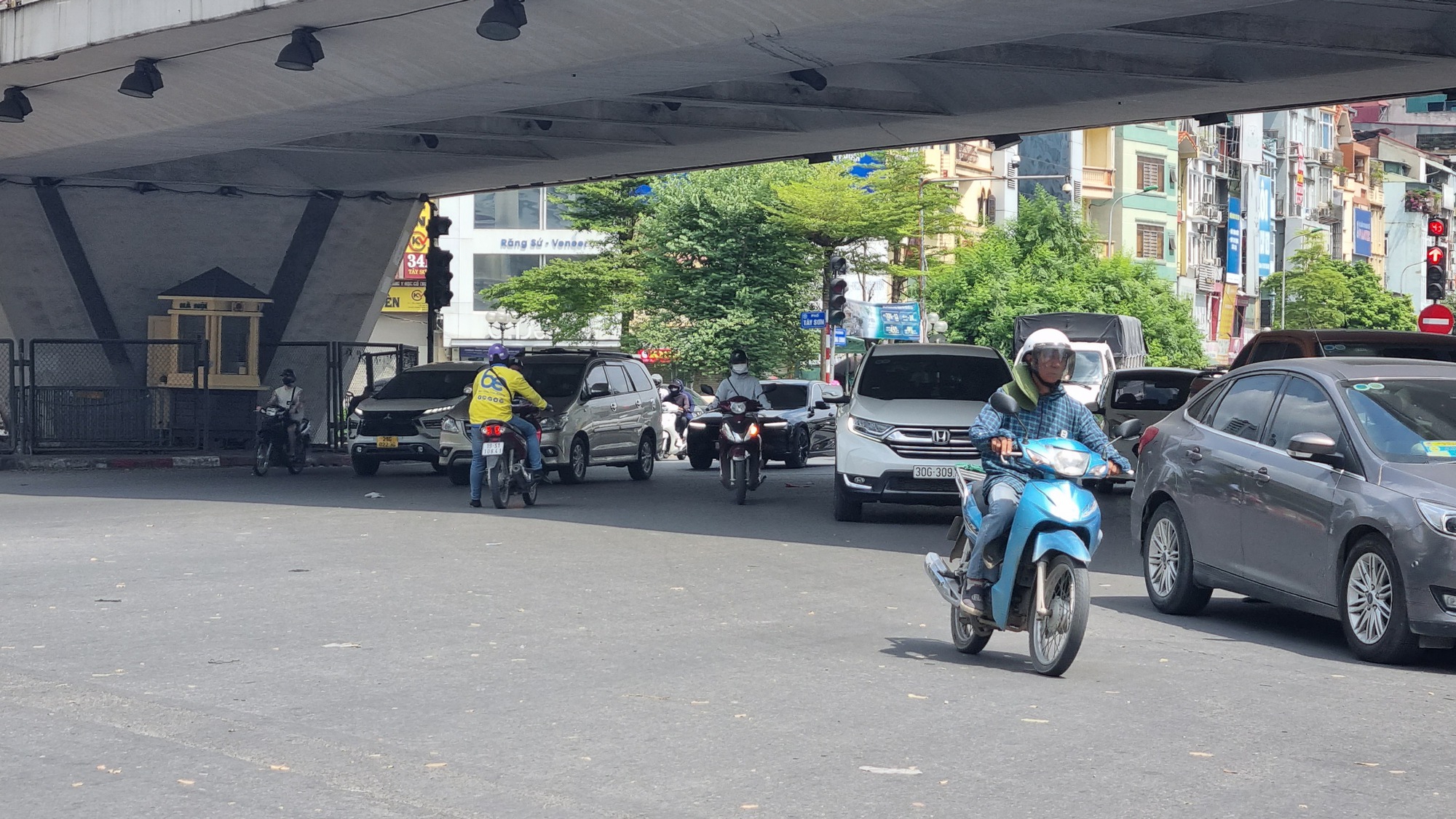 Xe ôm công nghệ bất chấp vi phạm luật giao thông - Ảnh 1. Xe ôm công nghệ bất chấp vi phạm luật giao thông - Ảnh 1.