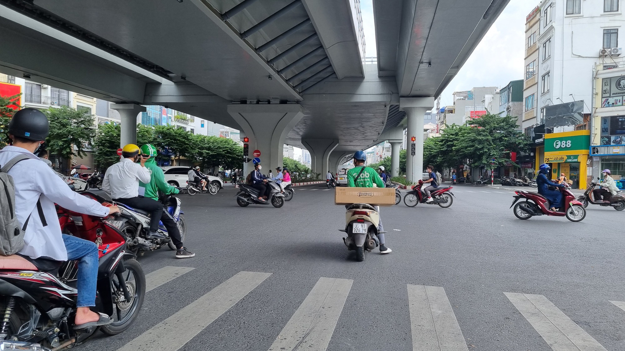 Xe ôm công nghệ bất chấp vi phạm luật giao thông - Ảnh 8. Xe ôm công nghệ bất chấp vi phạm luật giao thông - Ảnh 8.