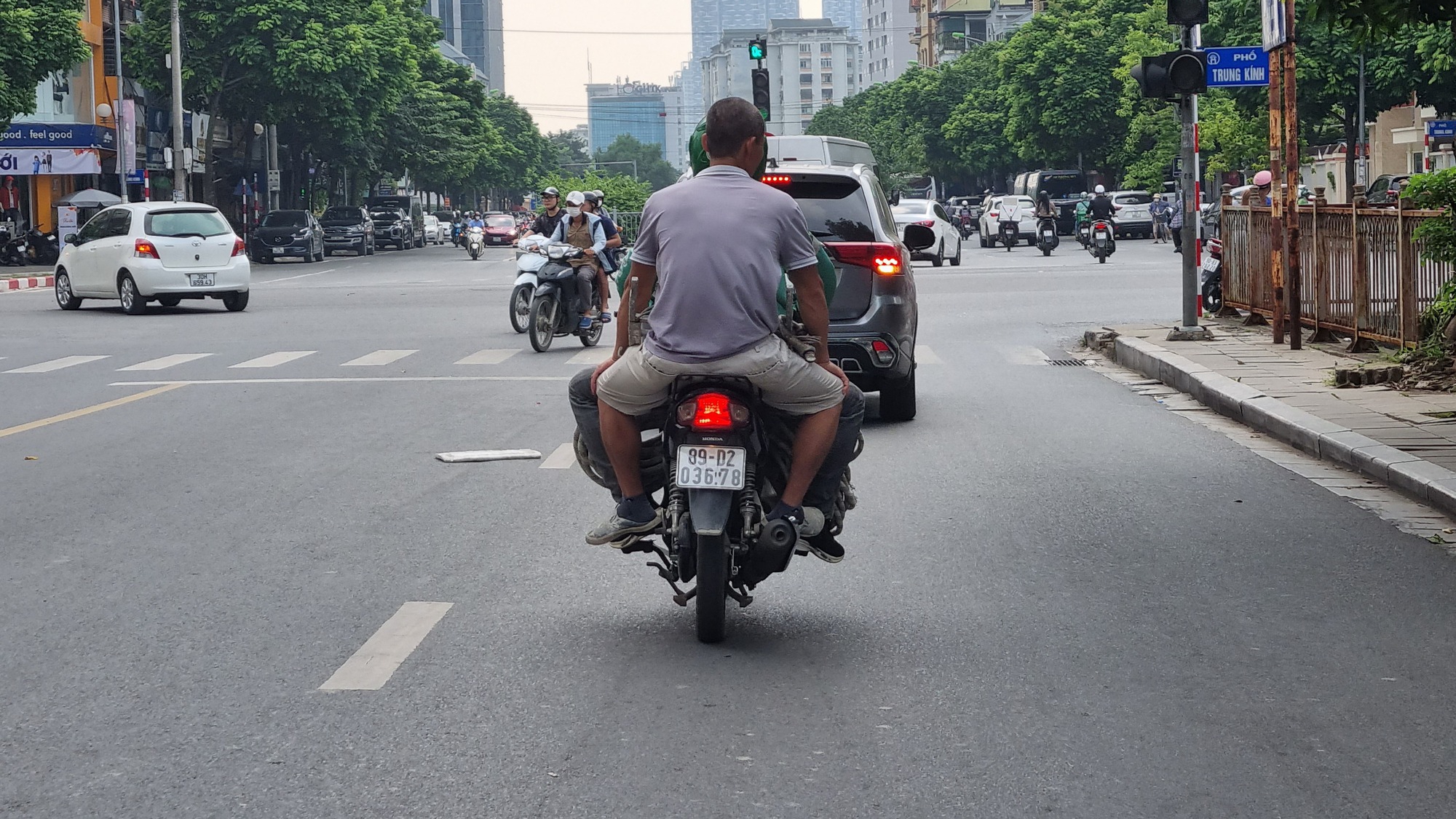 Xe ôm công nghệ bất chấp vi phạm luật giao thông - Ảnh 6. Xe ôm công nghệ bất chấp vi phạm luật giao thông - Ảnh 6.