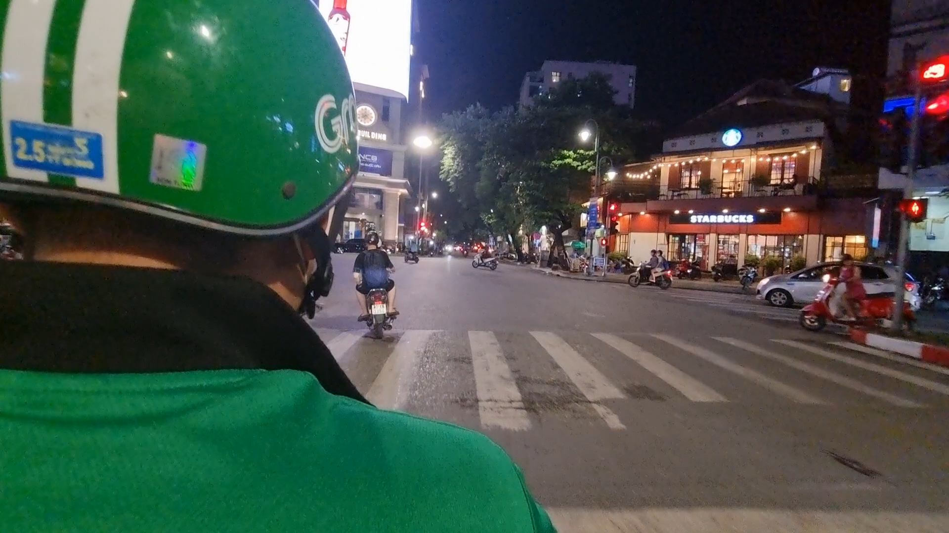 Xe ôm công nghệ bất chấp vi phạm luật giao thông - Ảnh 5. Xe ôm công nghệ bất chấp vi phạm luật giao thông - Ảnh 5.