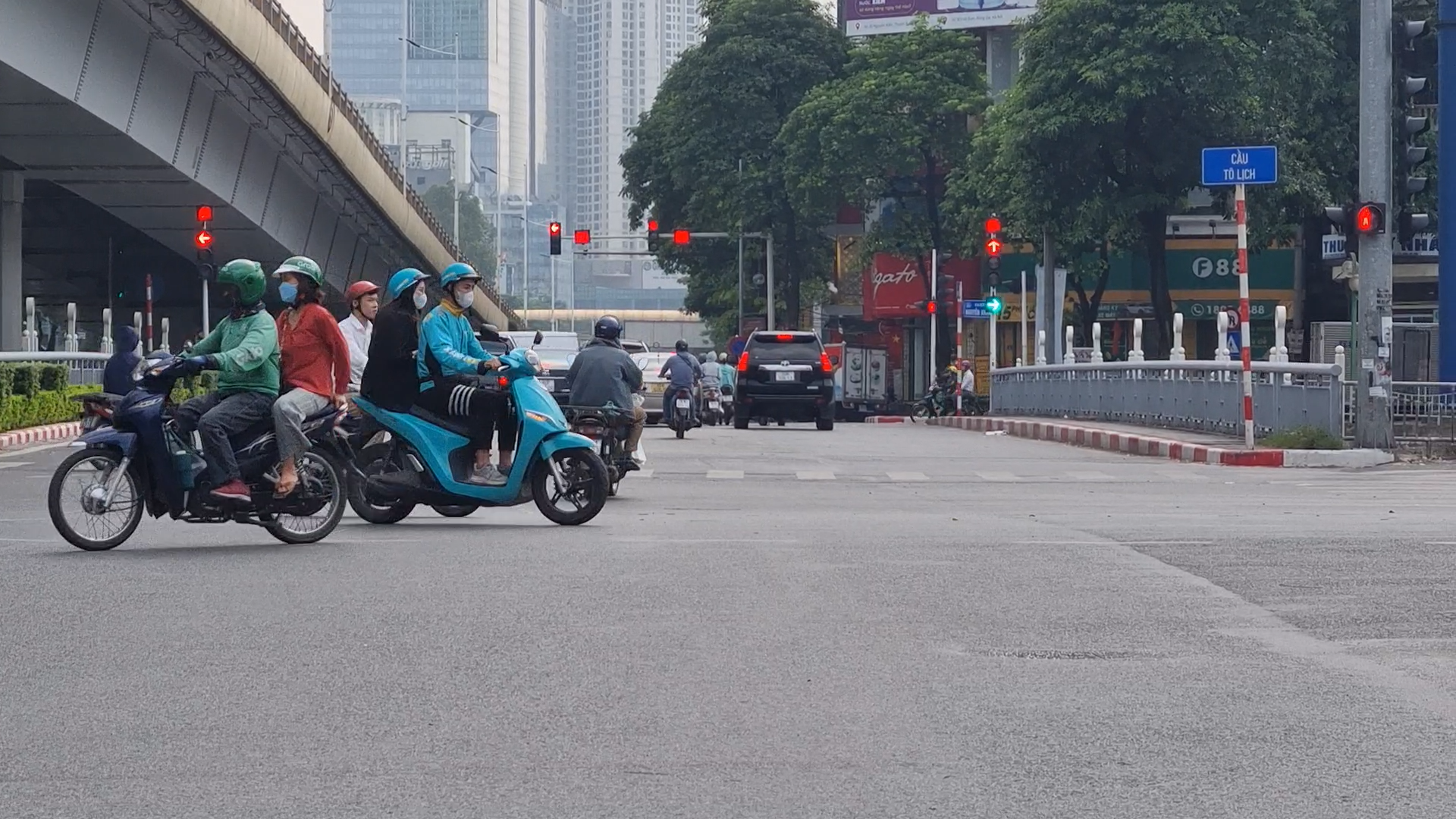 Xe ôm công nghệ bất chấp vi phạm luật giao thông - Ảnh 3. Xe ôm công nghệ bất chấp vi phạm luật giao thông - Ảnh 3.