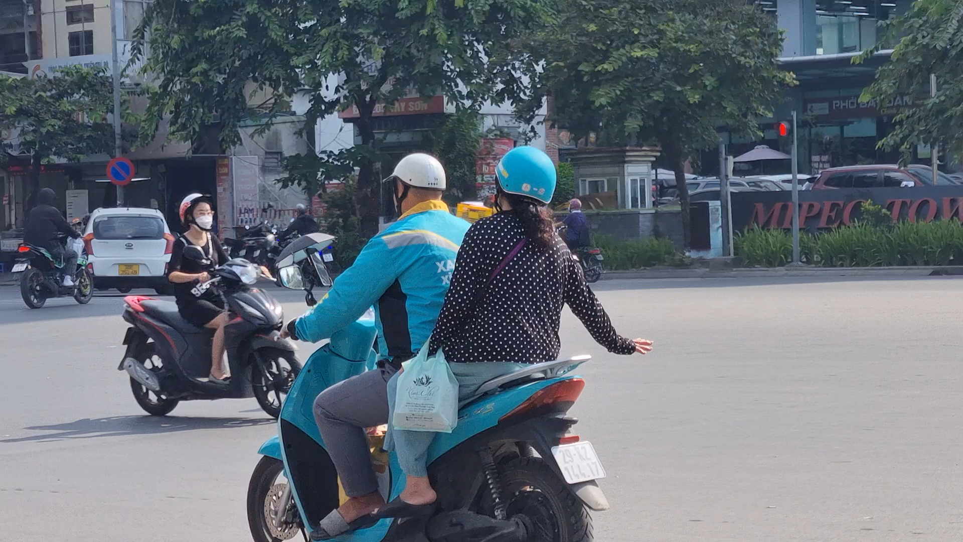 Xe ôm công nghệ bất chấp vi phạm luật giao thông - Ảnh 2. Xe ôm công nghệ bất chấp vi phạm luật giao thông - Ảnh 2.