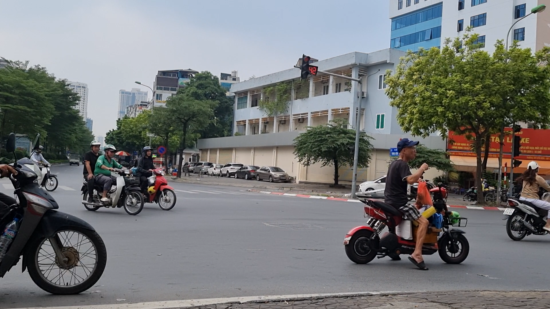 Xe ôm công nghệ bất chấp vi phạm luật giao thông - Ảnh 4. Xe ôm công nghệ bất chấp vi phạm luật giao thông - Ảnh 4.