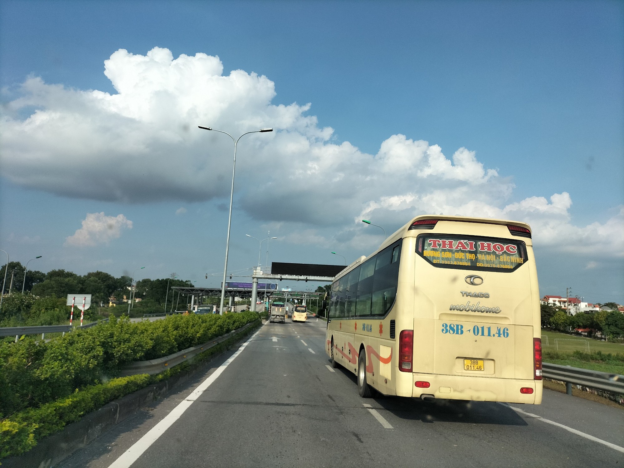 Báo động tình trạng xe vượt trạm thu phí - Ảnh 1.