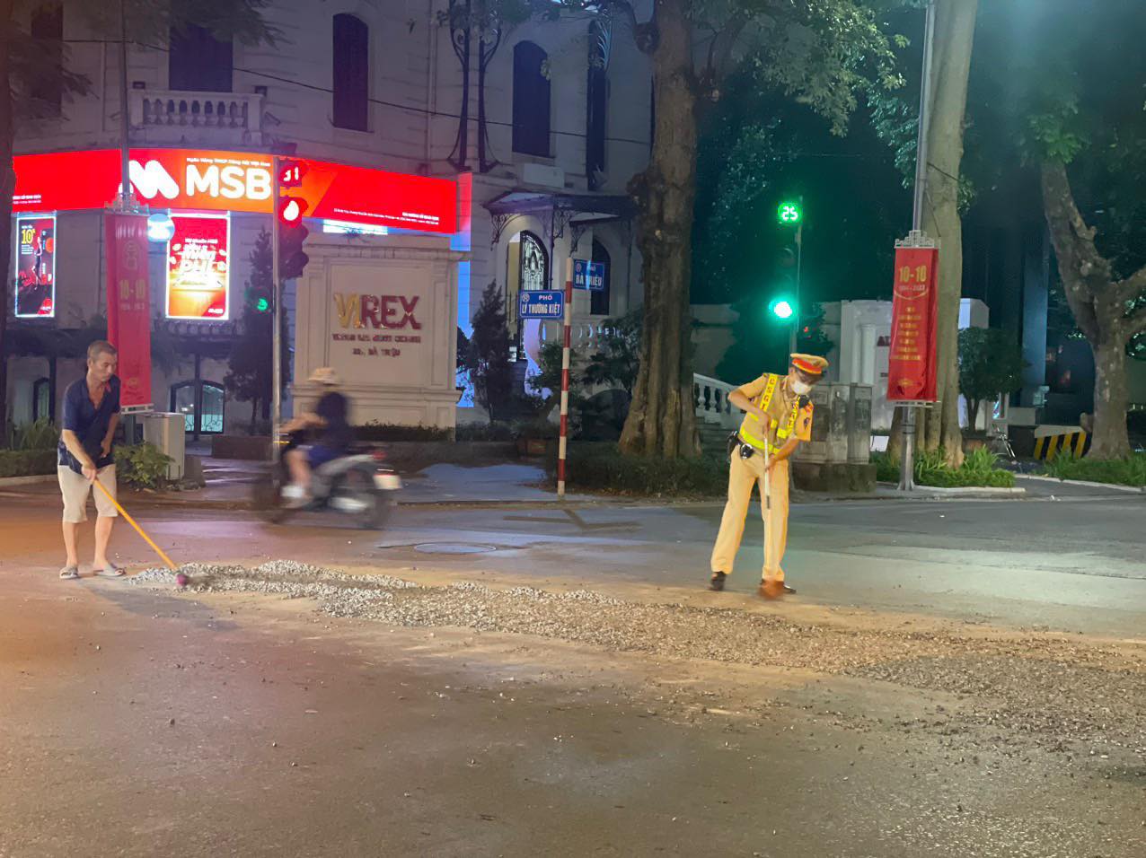 Hà Nội: Phạt tiền, tước GPLX lái xe tải để vật liệu rơi vãi xuống đường từ phản ánh của người dân - Ảnh 2.