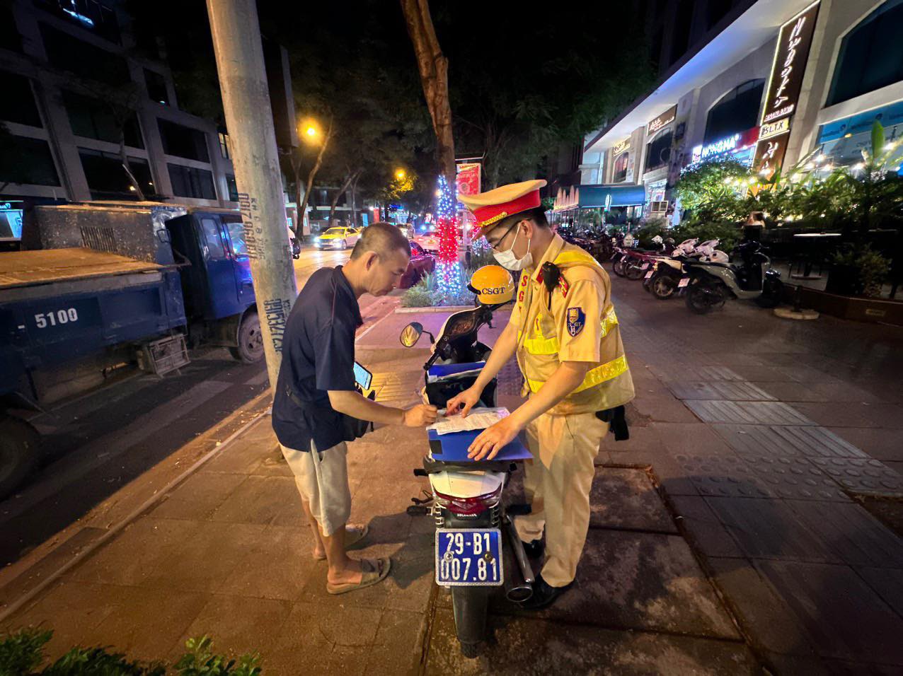 Hà Nội: Phạt tiền, tước GPLX lái xe tải để vật liệu rơi vãi xuống đường từ phản ánh của người dân - Ảnh 1.