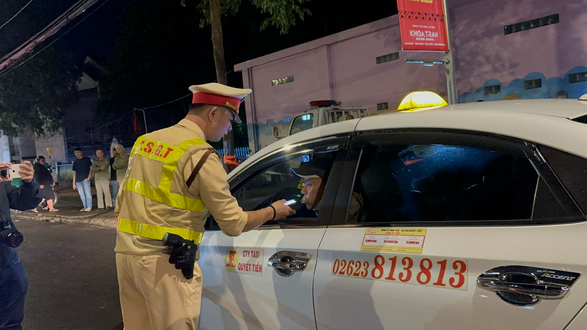 CSGT Đắk Lắk ra quân tổng kiểm tra nồng độ cồn, chất kích thích - Ảnh 2.