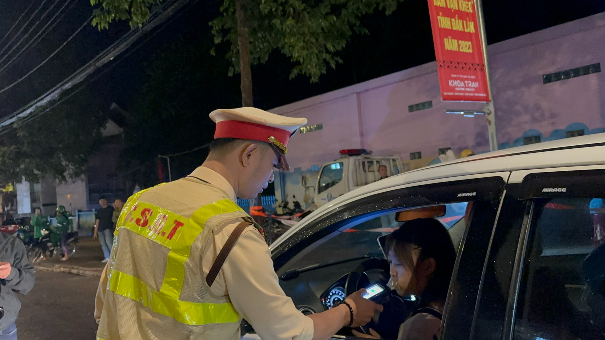 CSGT Đắk Lắk ra quân tổng kiểm tra nồng độ cồn, chất kích thích - Ảnh 3.