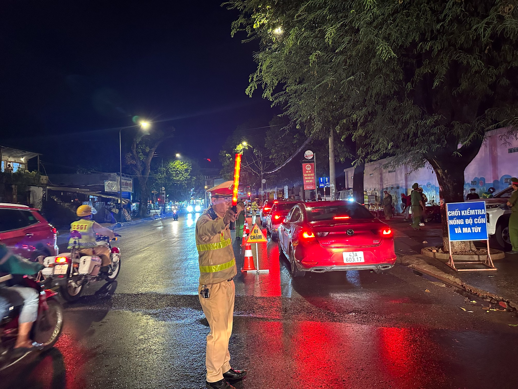 CSGT Đắk Lắk ra quân tổng kiểm tra nồng độ cồn, chất kích thích - Ảnh 6.