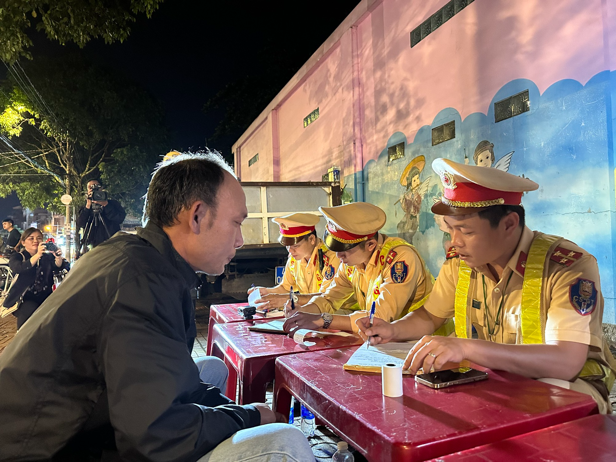 CSGT Đắk Lắk ra quân tổng kiểm tra nồng độ cồn, chất kích thích - Ảnh 7.