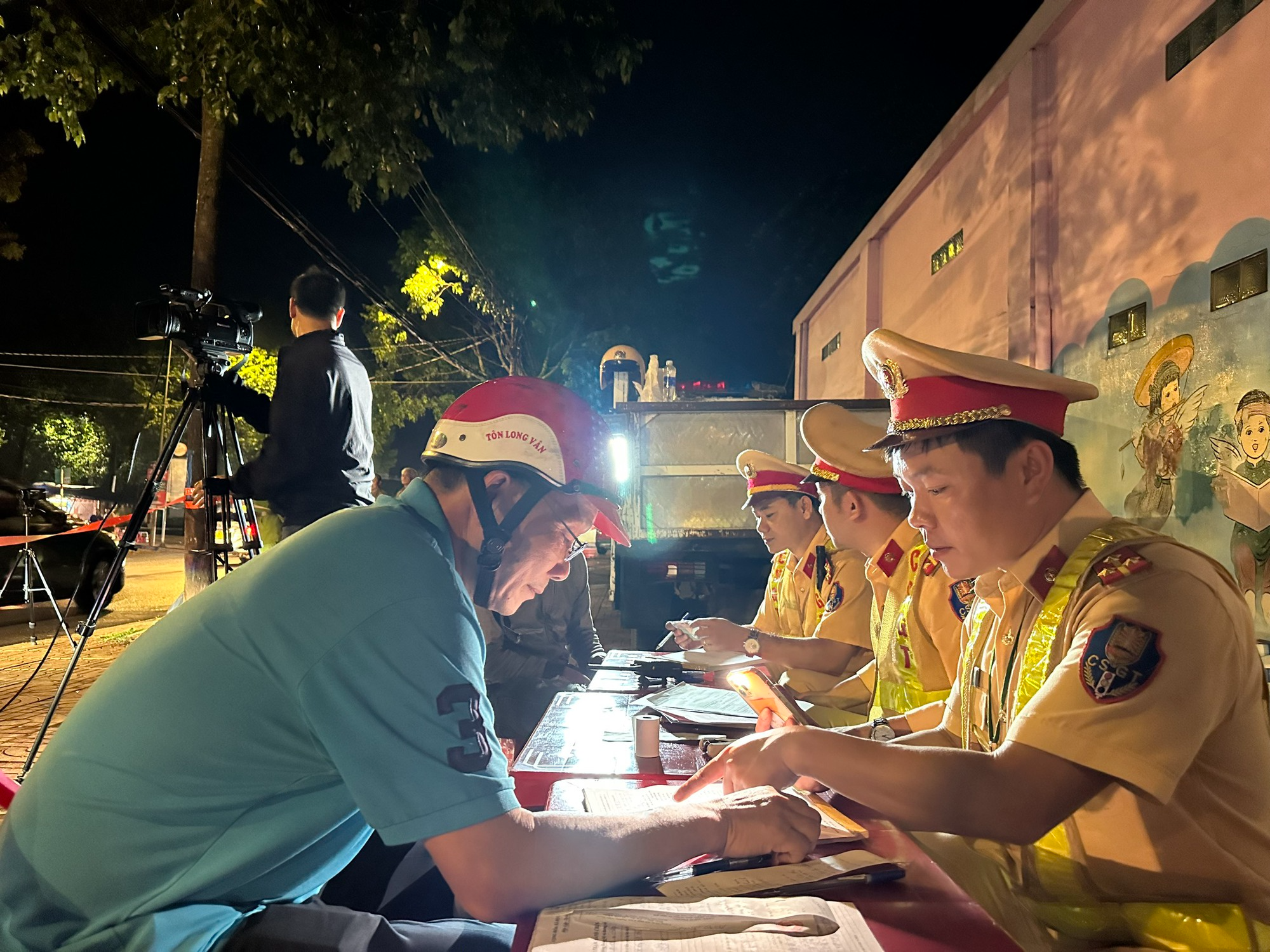 CSGT Đắk Lắk ra quân tổng kiểm tra nồng độ cồn, chất kích thích - Ảnh 10.