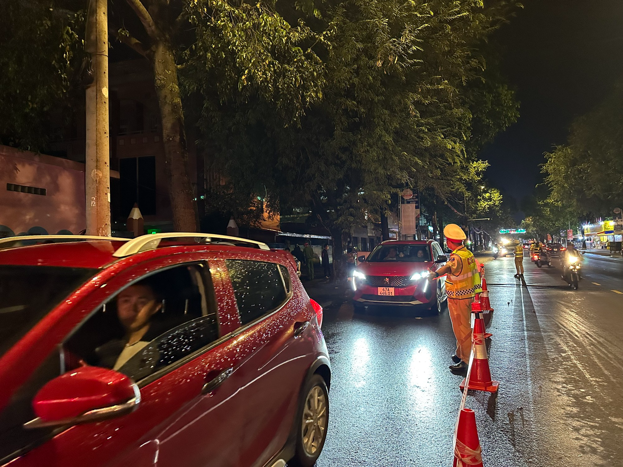 CSGT Đắk Lắk ra quân tổng kiểm tra nồng độ cồn, chất kích thích - Ảnh 11.