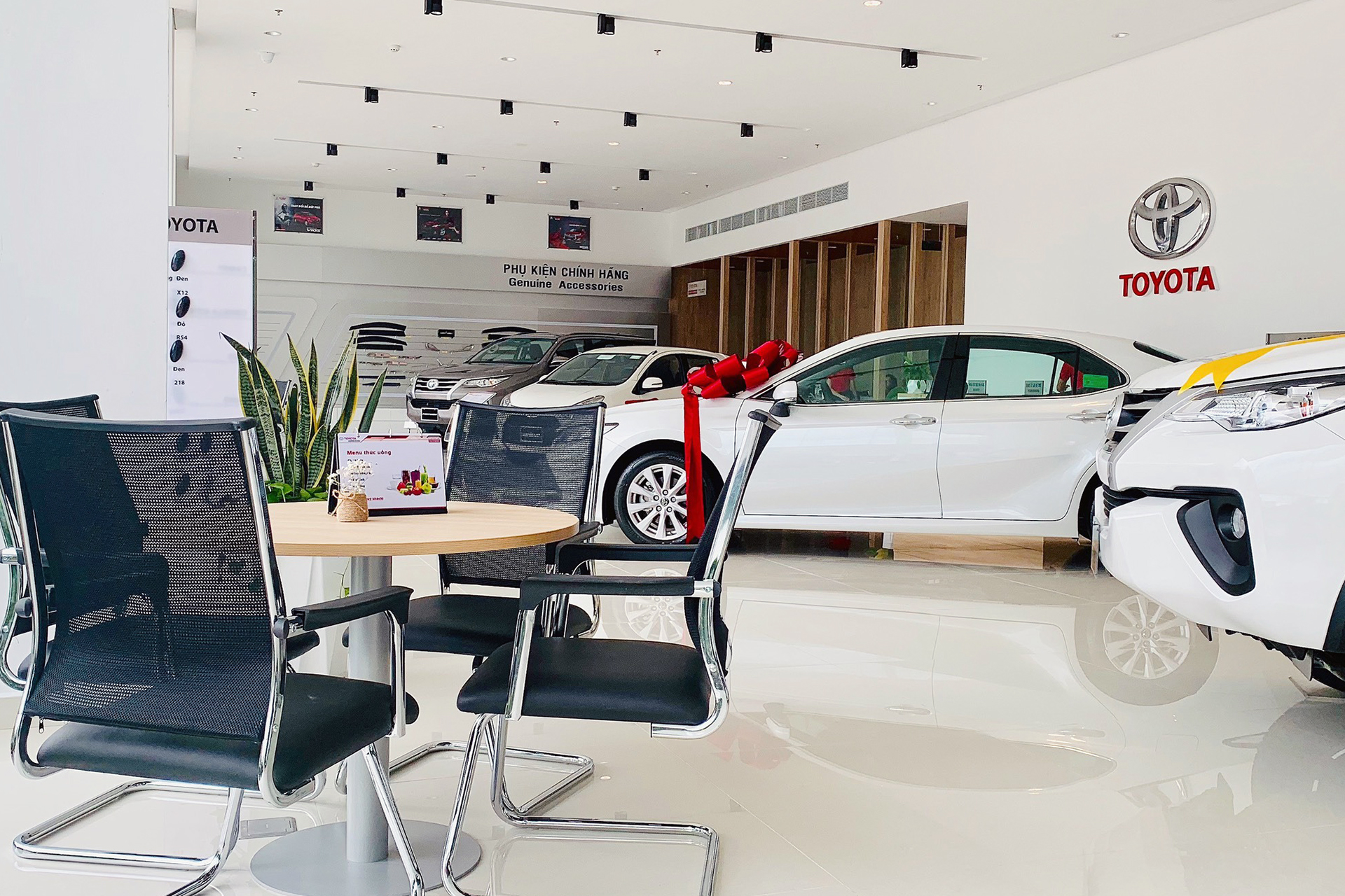 Những đợt khuyến mại liên tiếp chưa thể giúp các đại lý ô tô thoát cảnh đìu hiu.  ô tô mới dồn dập ra mắt: Cơn gió lành giữa vùng áp thấp sức mua