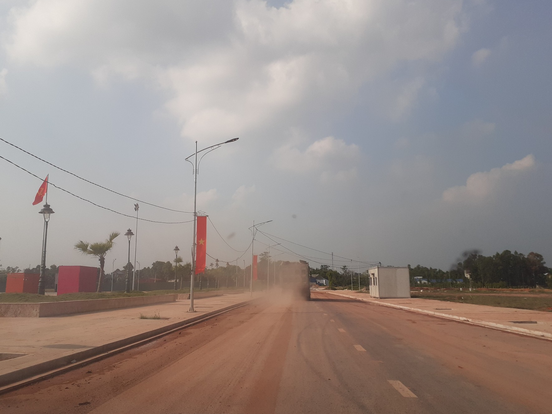 Dấu hiệu "vô tư" quá tải của đoàn xe thi công trụ sở khối cơ quan TP. Phổ Yên, Thái Nguyên  - Ảnh 1.