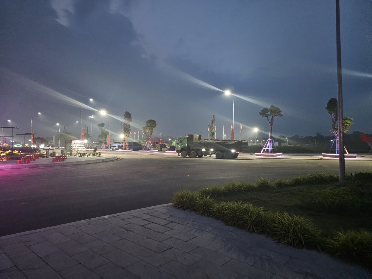 Dấu hiệu "vô tư" quá tải của đoàn xe thi công trụ sở khối cơ quan TP. Phổ Yên, Thái Nguyên  - Ảnh 2.